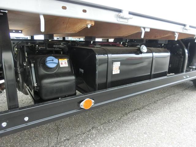 エルフトラック ロングフルフラットロー ワイド 4WD 届出済未使用車 荷台内寸 長さ436cm 幅207cm 高さ38cm バックカメラ 木製デッキ LEDヘッドフォグ アルミアオリ 衝突軽減ブレーキ 電格ミラー リヤゲートチェーン(37枚目)