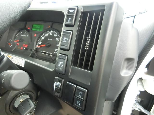 エルフトラック ロングフルフラットロー ワイド 4WD 届出済未使用車 荷台内寸 長さ436cm 幅207cm 高さ38cm バックカメラ 木製デッキ LEDヘッドフォグ アルミアオリ 衝突軽減ブレーキ 電格ミラー リヤゲートチェーン(39枚目)