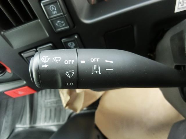 エルフトラック ロングフルフラットロー ワイド 4WD 届出済未使用車 荷台内寸 長さ436cm 幅207cm 高さ38cm バックカメラ 木製デッキ LEDヘッドフォグ アルミアオリ 衝突軽減ブレーキ 電格ミラー リヤゲートチェーン(42枚目)