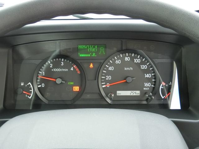 エルフトラック ロングフルフラットロー ワイド 4WD 届出済未使用車 荷台内寸 長さ436cm 幅207cm 高さ38cm バックカメラ 木製デッキ LEDヘッドフォグ アルミアオリ 衝突軽減ブレーキ 電格ミラー リヤゲートチェーン(43枚目)