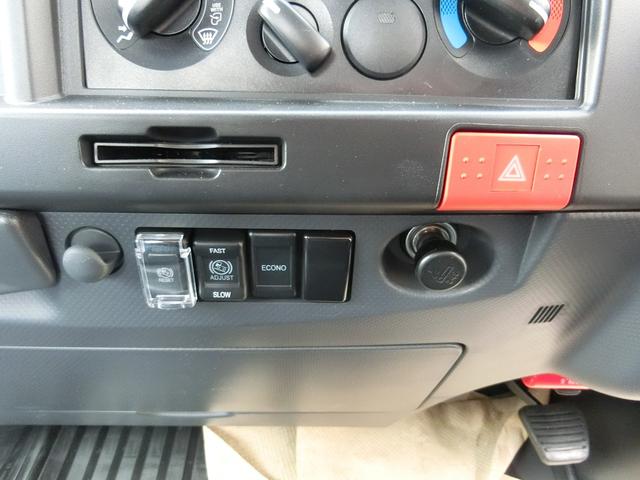 エルフトラック ロングフルフラットロー ワイド 4WD 届出済未使用車 荷台内寸 長さ436cm 幅207cm 高さ38cm バックカメラ 木製デッキ LEDヘッドフォグ アルミアオリ 衝突軽減ブレーキ 電格ミラー リヤゲートチェーン(45枚目)