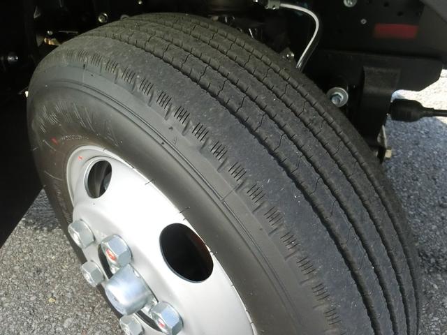 エルフトラック ロングフルフラットロー ワイド 4WD 届出済未使用車 荷台内寸 長さ436cm 幅207cm 高さ38cm バックカメラ 木製デッキ LEDヘッドフォグ アルミアオリ 衝突軽減ブレーキ 電格ミラー リヤゲートチェーン(53枚目)