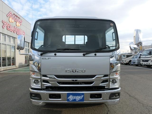 エルフトラック ロングフラットロー ワイド 4WD 届出済未使用車 荷台内寸 長さ436cm 幅207cm 高さ38cm 木製デッキ LEDヘッドフォグ アルミアオリ 衝突軽減ブレーキ 各部メッキ 三方開 電格ミラー リヤゲートチェーン(3枚目)