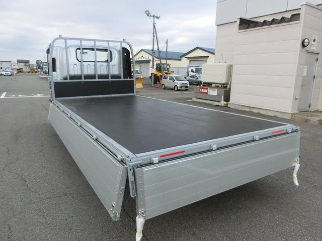 エルフトラック ロングフラットロー ワイド 4WD 届出済未使用車 荷台内寸 長さ436cm 幅207cm 高さ38cm 木製デッキ LEDヘッドフォグ アルミアオリ 衝突軽減ブレーキ 各部メッキ 三方開 電格ミラー リヤゲートチェーン(10枚目)