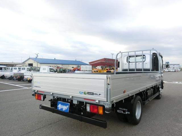 エルフトラック ロングフラットロー ワイド 4WD 届出済未使用車 荷台内寸 長さ436cm 幅207cm 高さ38cm 木製デッキ LEDヘッドフォグ アルミアオリ 衝突軽減ブレーキ 各部メッキ 三方開 電格ミラー リヤゲートチェーン(11枚目)