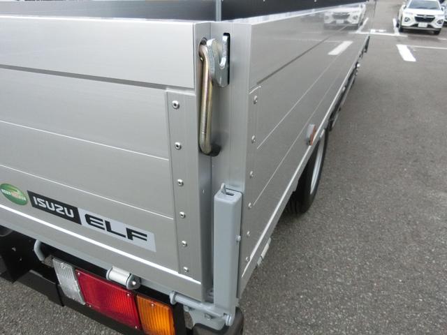 エルフトラック ロングフラットロー ワイド 4WD 届出済未使用車 荷台内寸 長さ436cm 幅207cm 高さ38cm 木製デッキ LEDヘッドフォグ アルミアオリ 衝突軽減ブレーキ 各部メッキ 三方開 電格ミラー リヤゲートチェーン(12枚目)