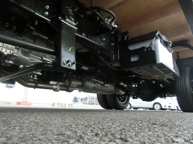 エルフトラック ロングフラットロー ワイド 4WD 届出済未使用車 荷台内寸 長さ436cm 幅207cm 高さ38cm 木製デッキ LEDヘッドフォグ アルミアオリ 衝突軽減ブレーキ 各部メッキ 三方開 電格ミラー リヤゲートチェーン(14枚目)