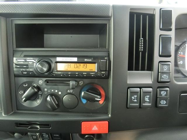 エルフトラック ロングフラットロー ワイド 4WD 届出済未使用車 荷台内寸 長さ436cm 幅207cm 高さ38cm 木製デッキ LEDヘッドフォグ アルミアオリ 衝突軽減ブレーキ 各部メッキ 三方開 電格ミラー リヤゲートチェーン(25枚目)