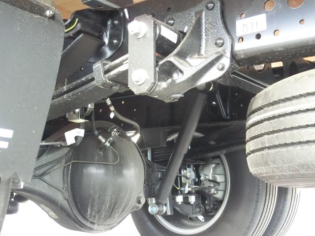 エルフトラック ロングフラットロー ワイド 4WD 届出済未使用車 荷台内寸 長さ436cm 幅207cm 高さ38cm 木製デッキ LEDヘッドフォグ アルミアオリ 衝突軽減ブレーキ 各部メッキ 三方開 電格ミラー リヤゲートチェーン(32枚目)