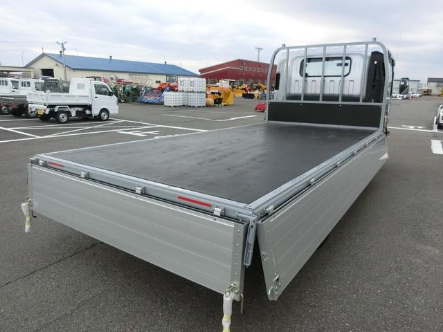 エルフトラック ロングフラットロー ワイド 4WD 届出済未使用車 荷台内寸 長さ436cm 幅207cm 高さ38cm 木製デッキ LEDヘッドフォグ アルミアオリ 衝突軽減ブレーキ 各部メッキ 三方開 電格ミラー リヤゲートチェーン(50枚目)