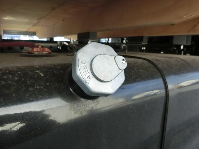 エルフトラック ロングフラットロー ワイド 4WD 届出済未使用車 荷台内寸 長さ436cm 幅207cm 高さ38cm 木製デッキ LEDヘッドフォグ アルミアオリ 衝突軽減ブレーキ 各部メッキ 三方開 電格ミラー リヤゲートチェーン(53枚目)