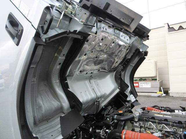 エルフトラック ロングフラットロー ワイド 4WD 届出済未使用車 荷台内寸 長さ436cm 幅207cm 高さ38cm 木製デッキ LEDヘッドフォグ アルミアオリ 衝突軽減ブレーキ 各部メッキ 三方開 電格ミラー リヤゲートチェーン(57枚目)