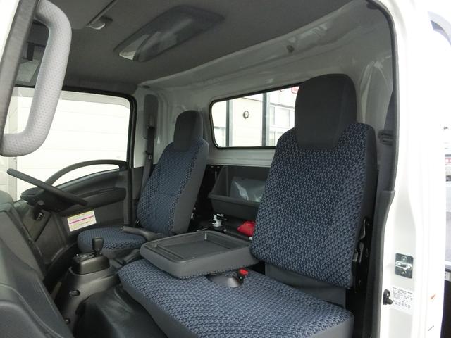 エルフトラック ロングフルフラットロー　ワイド　４ＷＤ　未使用　スムーサー　荷台内寸　長さ４３６ｃｍ　幅２０７ｃｍ　高さ３８ｃｍ　バックカメラ　木製デッキ　ＬＥＤヘッドフォグ　アルミアオリ　衝突軽減ブレーキ　電格ミラー　リヤゲートチェーン（2枚目）