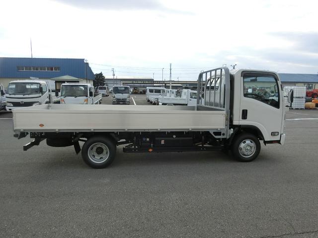 エルフトラック ロングフルフラットロー　ワイド　４ＷＤ　未使用　スムーサー　荷台内寸　長さ４３６ｃｍ　幅２０７ｃｍ　高さ３８ｃｍ　バックカメラ　木製デッキ　ＬＥＤヘッドフォグ　アルミアオリ　衝突軽減ブレーキ　電格ミラー　リヤゲートチェーン（15枚目）