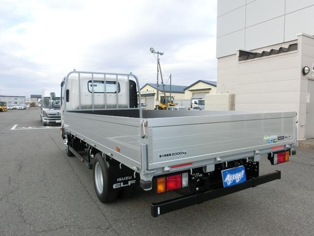 エルフトラック ロングフルフラットロー　ワイド　４ＷＤ　未使用　スムーサー　荷台内寸　長さ４３６ｃｍ　幅２０７ｃｍ　高さ３８ｃｍ　バックカメラ　木製デッキ　ＬＥＤヘッドフォグ　アルミアオリ　衝突軽減ブレーキ　電格ミラー　リヤゲートチェーン（18枚目）