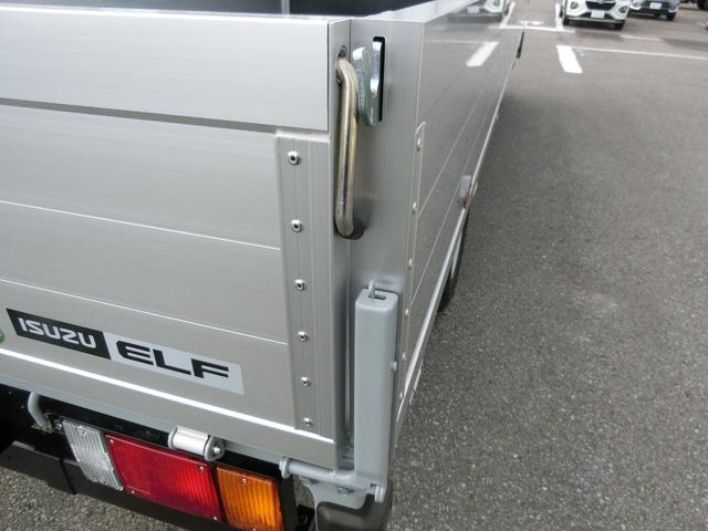 エルフトラック ロングフルフラットロー　ワイド　４ＷＤ　未使用　スムーサー　荷台内寸　長さ４３６ｃｍ　幅２０７ｃｍ　高さ３８ｃｍ　バックカメラ　木製デッキ　ＬＥＤヘッドフォグ　アルミアオリ　衝突軽減ブレーキ　電格ミラー　リヤゲートチェーン（26枚目）
