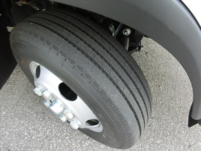 エルフトラック ロングフルフラットロー　ワイド　４ＷＤ　未使用　スムーサー　荷台内寸　長さ４３６ｃｍ　幅２０７ｃｍ　高さ３８ｃｍ　バックカメラ　木製デッキ　ＬＥＤヘッドフォグ　アルミアオリ　衝突軽減ブレーキ　電格ミラー　リヤゲートチェーン（39枚目）