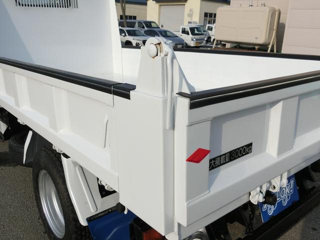 キャンター 全低床ダンプ　３ｔ　ＡＴ　荷台内寸　長さ３０５ｃｍ　幅１５９ｃｍ　高さ３８ｃｍ　新明和ＤＲ２－０１１０ＳＹ　レベライザー　リヤマッドガード　ＥＴＣ　オールシーズンタイヤ　アオリガード（15枚目）