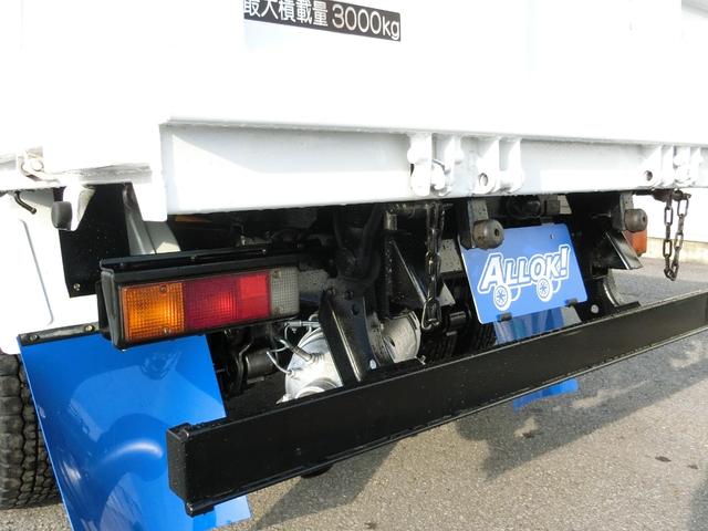キャンター 全低床ダンプ　３ｔ　ＡＴ　荷台内寸　長さ３０５ｃｍ　幅１５９ｃｍ　高さ３８ｃｍ　新明和ＤＲ２－０１１０ＳＹ　レベライザー　リヤマッドガード　ＥＴＣ　オールシーズンタイヤ　アオリガード（22枚目）