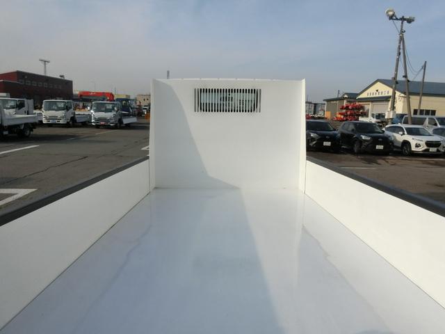 キャンター 全低床ダンプ　３ｔ　ＡＴ　荷台内寸　長さ３０５ｃｍ　幅１５９ｃｍ　高さ３８ｃｍ　新明和ＤＲ２－０１１０ＳＹ　レベライザー　リヤマッドガード　ＥＴＣ　オールシーズンタイヤ　アオリガード（23枚目）