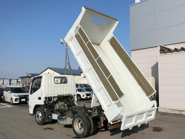 キャンター 全低床ダンプ　カスタム　３ｔ　Ｆ５　内寸　長さ３０５ｃｍ　幅１５９ｃｍ　高さ３７ｃｍ　フルセグメモリーナビ　レーンアシスト　キーレス　ＣＤ　ＵＳＢ　Ｂｌｕｅｔｏｏｔｈ　メッキバンパーグリルコーナーパネルサイドミラー（10枚目）