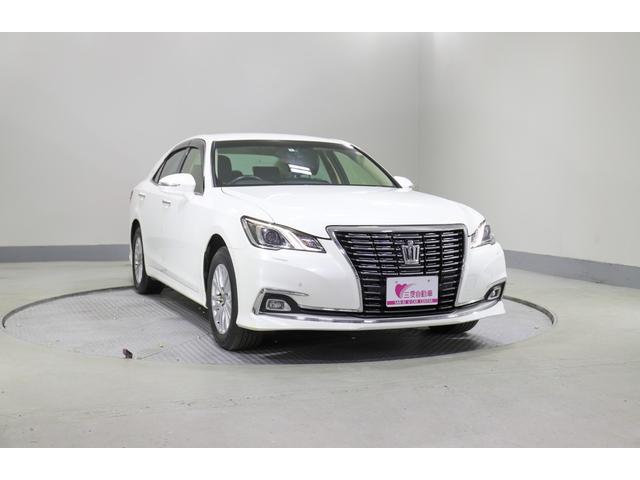 クラウン ロイヤルサルーンＧ　ｉ－Ｆｏｕｒ　４ＷＤ　純正ナビ　フルセグ　バックカメラ　ＥＴＣ　横滑り防止　オートハイビーム　クルコン　ＢＳＭ　シートメモリー　ヒーターミラー　全席レザーシートカバー　純正アルミホイール（4枚目）