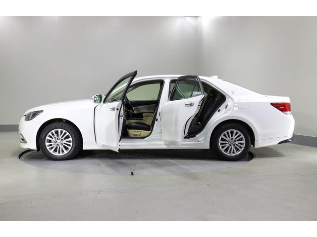 クラウン ロイヤルサルーンＧ　ｉ－Ｆｏｕｒ　４ＷＤ　純正ナビ　フルセグ　バックカメラ　ＥＴＣ　横滑り防止　オートハイビーム　クルコン　ＢＳＭ　シートメモリー　ヒーターミラー　全席レザーシートカバー　純正アルミホイール（17枚目）