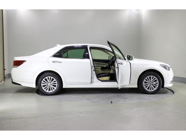 クラウン ロイヤルサルーンＧ　ｉ－Ｆｏｕｒ　４ＷＤ　純正ナビ　フルセグ　バックカメラ　ＥＴＣ　横滑り防止　オートハイビーム　クルコン　ＢＳＭ　シートメモリー　ヒーターミラー　全席レザーシートカバー　純正アルミホイール（43枚目）