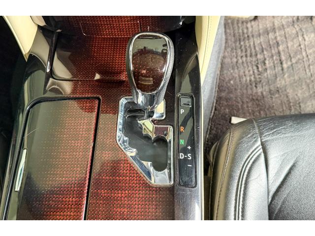 クラウン ロイヤルサルーンＧ　ｉ－Ｆｏｕｒ　４ＷＤ　純正ナビ　フルセグ　バックカメラ　ＥＴＣ　横滑り防止　オートハイビーム　クルコン　ＢＳＭ　シートメモリー　ヒーターミラー　全席レザーシートカバー　純正アルミホイール（62枚目）