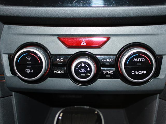 左右独立温度調整機能付きフルオートエアコン、乗る人それぞれの体調や温感の違いに合わせて、運転席、助手席で別々の温度調整が可能です。