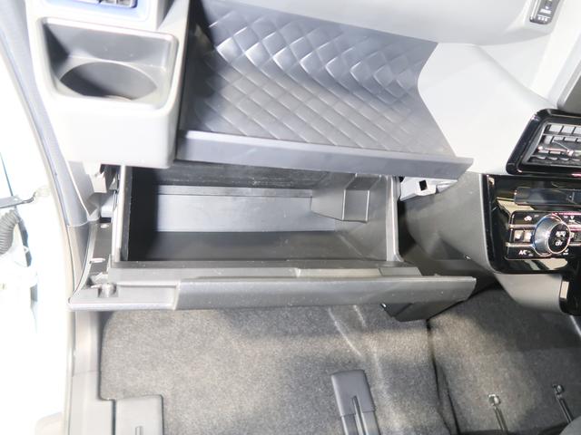 車検証などの書類入れとして活用できる定番収納、グローブボックス!