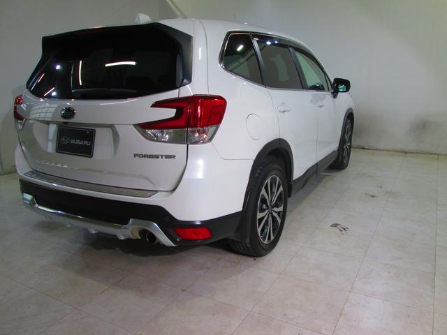 フォレスター Ｐｒｅｍｉｕｍ　ＥｙｅＳｉｇｈｔ搭載車　アイサイトＶｅｒ．３搭載車／Ｘ－ＭＯＤＥ搭載車／８型ビルトインナビ／シートヒーター／Ｆ・Ｓ・Ｒカメラ／ＥＴＣ２．０／パワーシート／スマートリヤビューミラー純正１８インチＡＷ／夏・冬タイヤ付（18枚目）