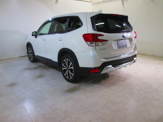 フォレスター Ｐｒｅｍｉｕｍ　ＥｙｅＳｉｇｈｔ搭載車　アイサイトＶｅｒ．３搭載車／Ｘ－ＭＯＤＥ搭載車／８型ビルトインナビ／シートヒーター／Ｆ・Ｓ・Ｒカメラ／ＥＴＣ２．０／パワーシート／スマートリヤビューミラー純正１８インチＡＷ／夏・冬タイヤ付（20枚目）