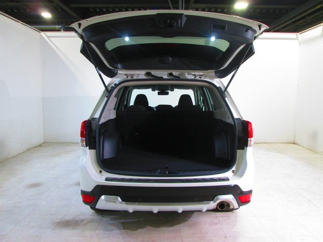 フォレスター Ｐｒｅｍｉｕｍ　ＥｙｅＳｉｇｈｔ搭載車　アイサイトＶｅｒ．３搭載車／Ｘ－ＭＯＤＥ搭載車／８型ビルトインナビ／シートヒーター／Ｆ・Ｓ・Ｒカメラ／ＥＴＣ２．０／パワーシート／スマートリヤビューミラー純正１８インチＡＷ／夏・冬タイヤ付（33枚目）