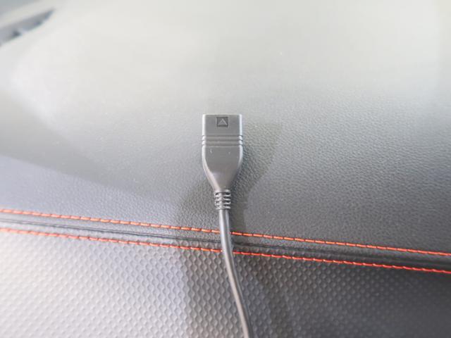 �O���[�u�{�b�N�X���Ƀi�r�ڑ��p�̂t�r�a�[�q�����p�ӂ��Ă��܂��B