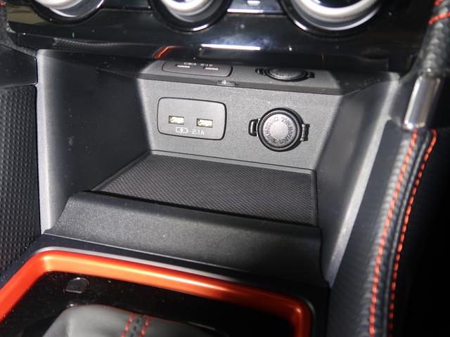 �G�A�R���p�l���̉��ɂ͓d���\�P�b�g�ƃX�}�[�g�t�H���Ȃǂ̏[�d�ɕ֗��Ȃt�r�a�o�͓d���B���̂������펯�ł��I