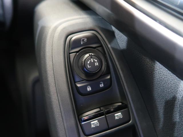 ドアミラーの格納・調整はこちらのスイッチで行えます。