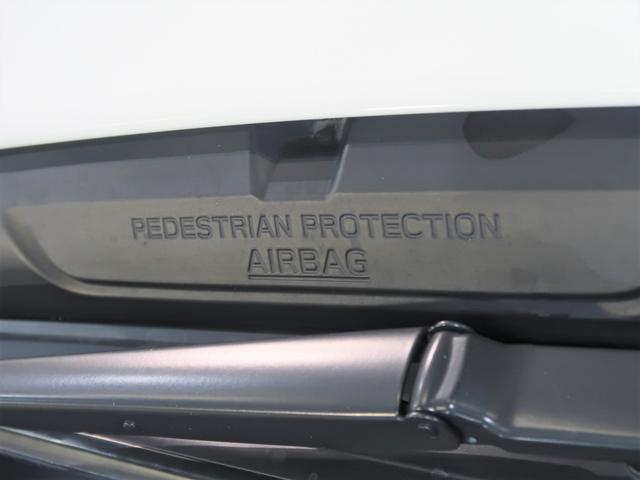 歩行者との衝突を検知した場合、ピラーやフロントガラス下部といった硬いパーツを覆うようにエアバッグが展開。歩行者への衝撃を緩和する「歩行者保護エアバッグ」！