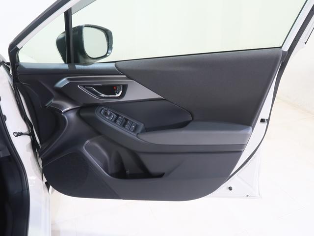 フロントドアにはポケット収納が装備されています。