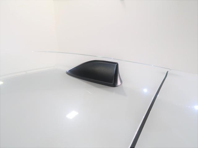 流線フォルムで、スタイルリッシュなシャークフィンアンテナ！従来のロッド型アンテナと異なり、固定タイプなので洗車機に入れる際や、立体駐車場などで折りたたんだり取り外す必要が無く便利です。