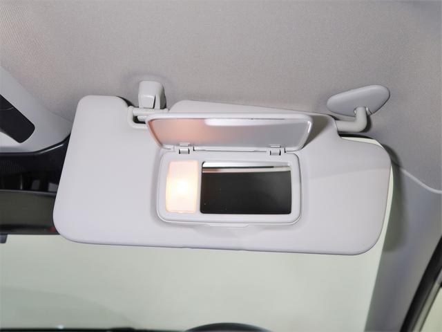 眩しい日差しを遮ることができる、ライト内蔵バニティミラー付きサンバイザー装備！バニティミラーはお化粧や身だしなみをチェックするのに最適です。（夜でも使用できるように照明が付いています）
