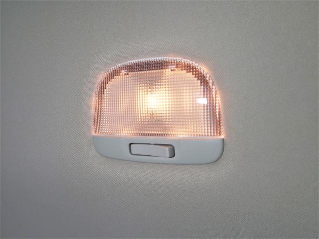 車内を明るく照らしてくれるルームランプ！夜間に暗くなった室内で探し物などをする際に役立ちます。ドアの開閉に連動して点灯可能です。