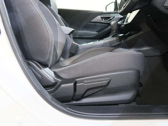 運転席は手動でシートスライド、シートバック角度、シート高の調整が可能です。