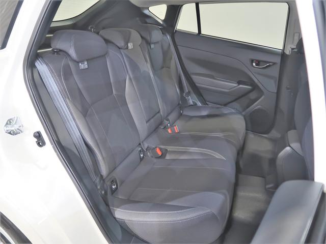 後部座席シートです。アームレスト装備でゆったりとご利用いただけます。