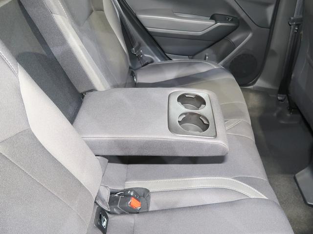 後席でも飲み物を固定しておけるリヤシートセンターアームレスト！カップホルダー付で、後席にも快適なドライブを提供します。