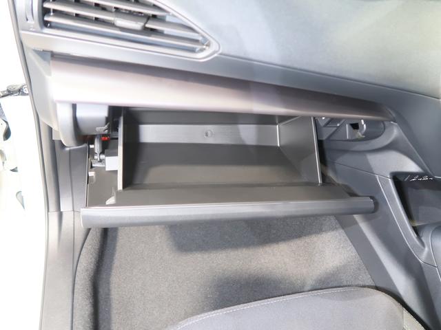 車検証などの書類入れとして活用できる定番収納、グローブボックス！