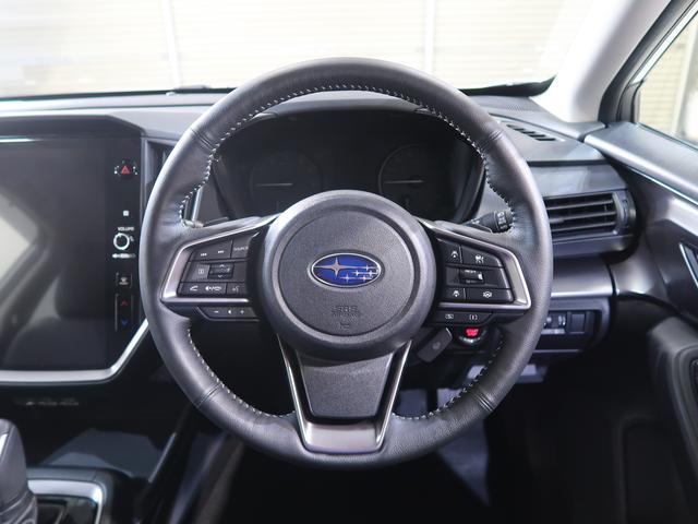 スイッチ類が機能的に纏められている、丸型シェイプの３本スポークステアリング！