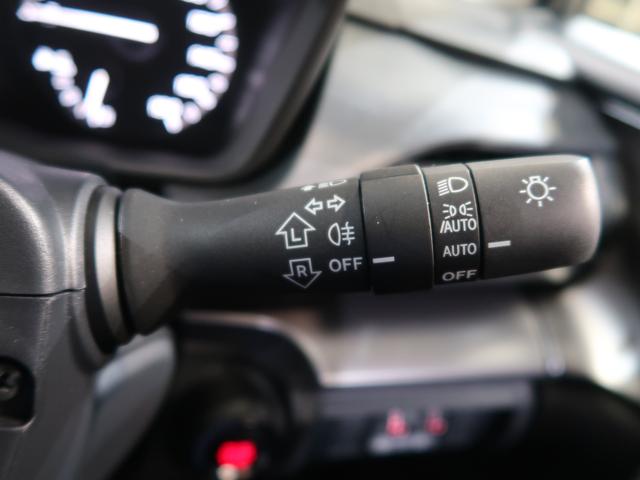 周囲の照度に応じて自動的にライトを点灯させるオートライト！昼間トンネルに入った際に、わざわざライトを付ける必要もありません！