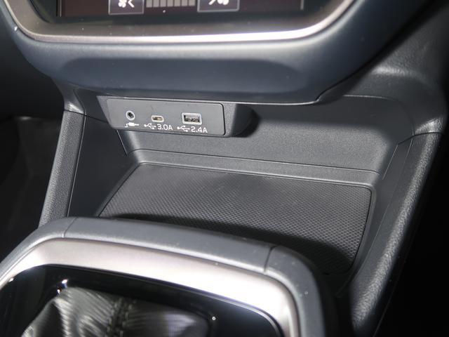 エアコンパネルの下には電源ソケットとスマートフォンなどの充電に便利なＵＳＢ出力電源（Ｔｙｐｅ−Ａ　１ヶ、Ｔｙｐｅ−Ｃ　１ヶ）を装備！