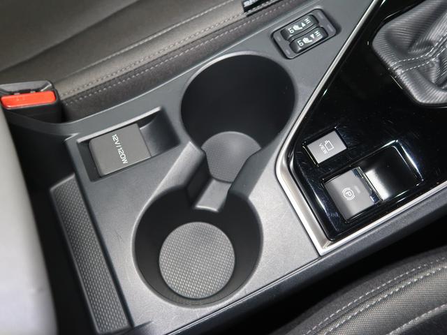 運転席側と助手席側で位置をずらし、出し入れしやすい前席カップホルダー！